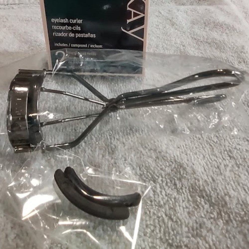 Mary Kay eyelash curler with two pad refills NEW!